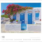 10 in großer Schrift unten. Eine weiße griechische Hausfassade mit blauen Türen und pink blühendem Bougainvillea.