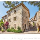 "VELINES COURTINE", darunter ein steinernes Gebäude mit vielen Fenstern und einem Torbogen, umgeben von Pflanzen.