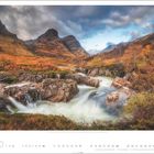 Der Text lautet: "River Coe vor den Three Sisters of Glencoe, Glen Coe, Schottische Highlands, Schottland." Das Bild zeigt eine herbstliche Flusslandschaft mit Bergen.