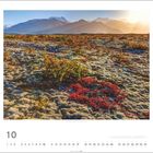 Skaftafell-Nationalpark. Foto: © Gudsi Syboka  
Oktober 2023. Kalender mit Herbstlandschaft, Berge im Hintergrund, Bewuchs und Herbstlaub im Vordergrund.