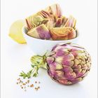 Text: "Oktober". Eine Artischocke, Zitrone und Gewürze in lebendigen Farben arrangiert.