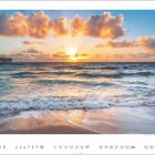 Kalender mit Zahlen 1 bis 31 unten. Sonnenuntergang am Meer, sanfte Wellen, links Steg.