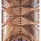 Kalender zeigt Oktober 2027, Detailansicht einer Kathedrale mit beeindruckender Deckenarchitektur und großen Orgelpfeifen.