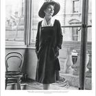 Maria Callas, griechisch-amerikanische Opernsängerin mit dramatischer Stimme. Frau mit Hut und Mantel steht am Fenster.