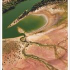"Oktober. Kalendertage: 1 bis 31. Luftaufnahme von Lake Eyre, grüne und sandfarbene Landschaft mit Fluss."