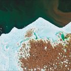 Kalender für Juli und August mit Bildern von Erdoberfläche: Fluss und Landschaft; Zitat über Naturgesetze links.