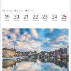 Kalenderwoche 29, Juli. Tage 19 bis 25. Hafen von Honfleur in der französischen Normandie. Malerische Boote und Häuser.