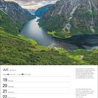 Juli, 29. Woche. Tage 19–25. Zitat: Um das Geheimnis der Tiefen... Fjord mit steilen, grünen Bergen.