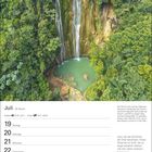 Juli, 29. Woche. Der Rio El Limón stürzt aus 40m Höhe. Kalenderwoche vom 19. bis 25. Juli. Foto von Wasserfall umgeben von Wald.
