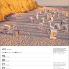 Juli-Kalender mit Strandkörben am goldenen Kliff. Zitat: „Es ist unmöglich, dass ein Mensch die Sonne schaut [...]“.