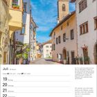 Juli, 29. Woche. Montag, 19. Der Kirchturm überragt die Goldgasse in einem sonnigen, historischen Straßenzug.