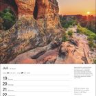 Juli, 29. Woche, Krebs 21.6.–22.7., Löwe 23.7.–22.8. Sandsteinfelsen mit Hohlräumen, Sonnenuntergang, Bäume.