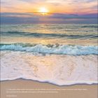 Zitat von Claude Debussy. Kalender für April mit Wochentagen. Sonnenuntergang am Meer mit sanften Wellen am Strand.