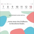 Texte: "Juni", "7 Montag", "13 Sonntag", "DAS GROSSE KLEINE GEFÜHL", "...wenn man eine Erdbeere in Herzform findet." Bunte Formen im Hintergrund.