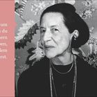 DIANA VREELAND. "Es geht nicht um das Kleid, das du trägst, sondern um das Leben, das du mit dem Kleid führst." Kalender für Juli und August. Schwarz-weißes Porträt mit floralem Hintergrund.