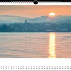 Sonnenaufgang über Überlingen. Kalender für Oktober 2021. Eine ruhige Seelandschaft mit sanftem Sonnenlicht.