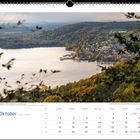 Oktober, Kalenderseite unter Landschaftsfoto. Blick auf bewaldeten Hügel und Dorf an einem See, umgeben von Herbstlaub.