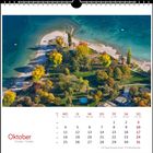 Text: "Oktober", Wochentage und Daten. Kalenderblatt. Luftaufnahme einer herbstlichen Landschaft am Wasser mit bunten Bäumen.