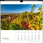 Kalenderblatt Oktober. Foto: Weinreben im Herbst, Landschaft und Dorf im Hintergrund unter klarem blauem Himmel.