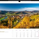 "Oktober", darunter ein Kalender. Bild zeigt herbstliche Weinberge, Stadt, Fluss und bewaldete Hügel.