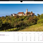 „Blick zur Leuchtenburg – am Fuße liegt die Porzellanstadt Kahla“. Kalenderseite für Oktober. Ansicht der Leuchtenburg.