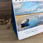 "Die Ruhe ist nicht der letzte Seufzer der Ermattung, sondern ein Offenwerden für neue Anfänge." Ein Boot auf einem See.