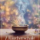 "7. Räucherschale: Geduld, Intuition, Loslassen." Eine Räucherschale mit aufsteigendem Rauch und trockenen Pflanzen.