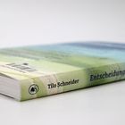 Der Buchrücken zeigt: "Entscheidungen auf dem Weg" von Tilo Schneider. Sichtbarer Barcode und Logo einer Schnecke.