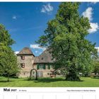 Mai 2027, 20. Woche. Pfingstmontag, der 17. ist rot markiert. Schloss vor blauem Himmel, umgeben von Bäumen.