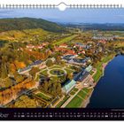 "Oktober. Schlossanlage Pillnitz. Kalender mit Landschaftsansicht eines Schlosses am Fluss in herbstlichen Farben."