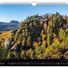 Oktober. Die Felsgaststätte Raunerstein lädt Wanderer zur Rast ein. Kalenderblatt mit herbstlicher Berglandschaft.