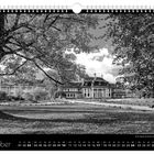 „Schlosspark Pillnitz“, „Oktober“. Ein Kalenderblatt mit Schlosslandschaft, großer Baum im Vordergrund.