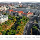 "Oktober", "Hauptbahnhof Leipzig". Kalenderansicht mit Bahngebäuden, Park und Stadtpanorama in lebendigen Herbstfarben.