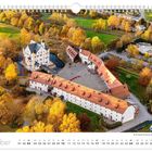 Kalenderseite Oktober. Foto von Wasserschloss Klaffenbach umgeben von buntem Herbstlaub.
