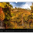 "Oktober. Spitzhaus oberhalb der herbstlichen Weinberge. Kalender mit Herbstlandschaft und Weinreben."