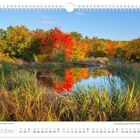 „Oktober“ und „Forstbotanischer Garten in Tharandt“. Herbstliche Bäume in leuchtenden Farben spiegeln sich in einem Teich.