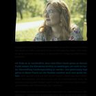 „Zu Beginn“, „Foto: Nele Bauhaus“. Eine Frau mit Brille schaut in die Ferne, umgeben von einer grünen Landschaft.