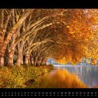 Kalenderseite: Oktober 2027. Herbstszene mit Bäumen, deren goldene Blätter sich in einem stillen Gewässer spiegeln.
