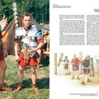 Links steht: "Diese beiden Reenactors demonstrieren das Erscheinungsbild kaiserzeitlicher Legionäre." Rechts oben: "IMPERIUM LEGIONIS". Zwei Männer in römischer Legionärsrüstung und eine Illustration von Soldatentraining.