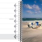 Kalenderwoche Mai 2027, Feiertag Fronleichnam. Rechts: Strand mit Sand, Himmel und Körben unter blauem Himmel.