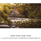 Text: "OKTOBER · OCTOBER · OCTOBRE · OCTUBRE", Kalendarium.   
Illustration: Ein Haus am See, umgeben von Herbstbäumen.