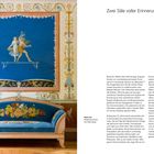 Linke Seite: Ein aufwendig verziertes Sofa vor einer blauen Wandmalerei mit einer tänzelnden Figur. Rechte Seite: Text über "Zwei Säle voller Erinnerungen".