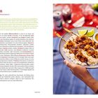 "Sate ayam. Hähnchenspieße mit Erdnusssauce" steht über einem Rezept. Rechts zeigt jemand einen Teller mit Spießen.