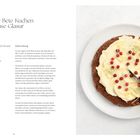 Ingwer-Rote-Bete-Kuchen mit Frischkäse-Glasur. Linke Seite: Rezept, rechte Seite: runder Kuchen, Hand schneidet Stück.