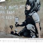 Illustration auf einer Wand: "FROM THIS MOMENT DESPAIR ENDS AND TACTICS BEGIN". Kind mit Schild und Pflanzenkeimling.