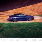 Text: "BMW M8 Competition Cabrio (F91)", "SEPTEMBER". Ein blaues Cabrio steht auf einem sonnigen Weg vor einer Steinmauer.