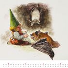 Text: "Oktober". Ein Zwerg füttert eine Fledermaus mit Brei. Eine andere Fledermaus hängt kopfüber. Illustration.