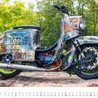 "Nice Wolke" und "WHAM!" auf einem bunt gestalteten Roller, Kalender: April. Hintergrund: grüne Bäume.