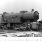 Schwarze Lokomotive, Text: "Oktober", "5751", "Bayerische Güterzuglokomotive Gt 2x4/4"; Kalender mit Datumsangaben.