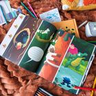 Text: "Aber manchmal hat die Angst uns fest und lässt Dinge viel furchterregender wirken, als sie eigentlich sind."  
Illustration: Ein Tier in einem Baum mit Comicstil-Elementen. Umgebung mit Spielzeug, Stiften und Notizen auf einer Decke.